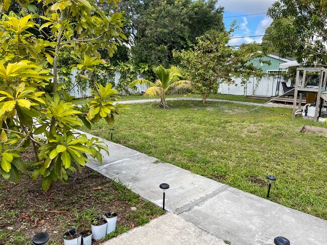 Building Photo - 14350 N Miami Ave