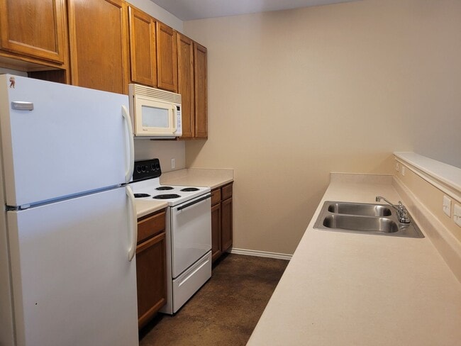 Building Photo - Lovely townhome | 3 bed/2.5 bath | spacious 1421 square feet | convenient location near Randolph ...