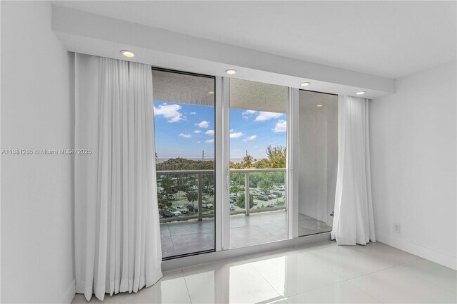 Building Photo - 100 Bayview Dr