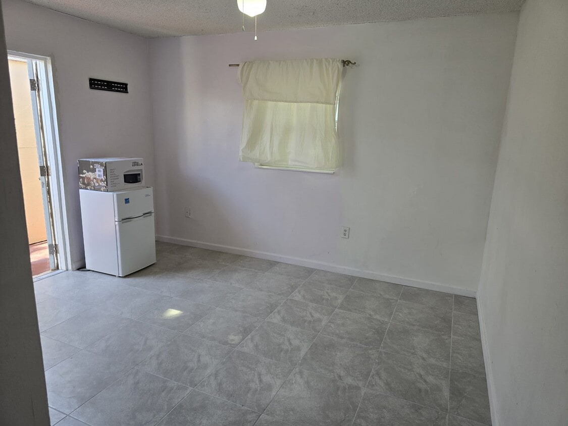 Building Photo - 4670 SW 133rd Ave