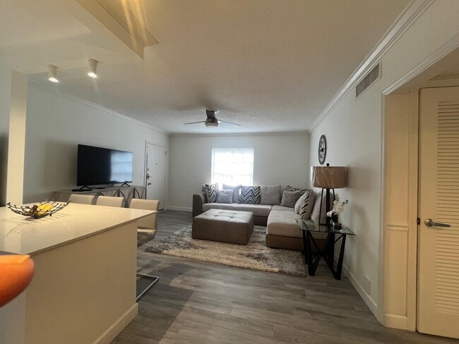 Foto del edificio - 2261 NE 67th St