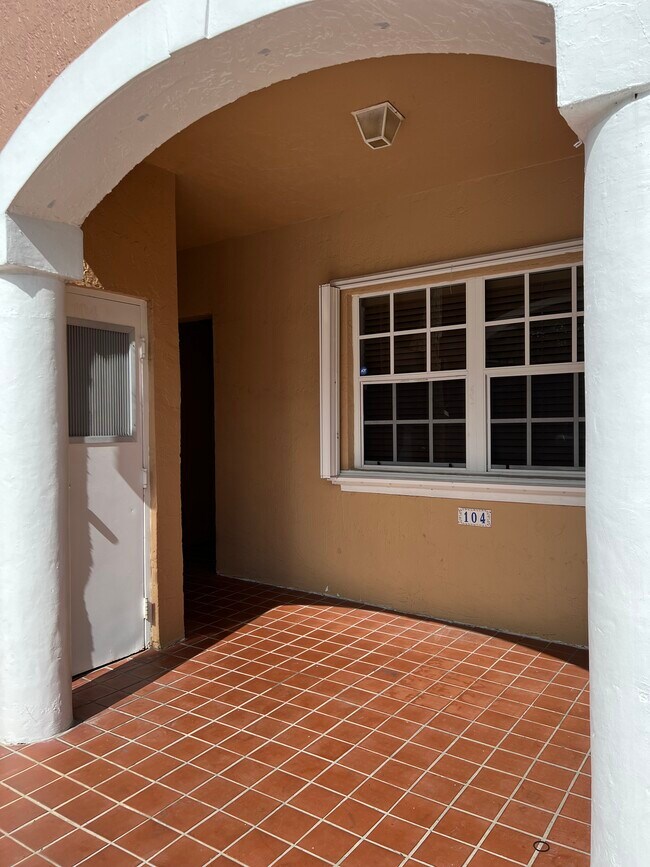 Foto del edificio - 10018 Hammocks Blvd