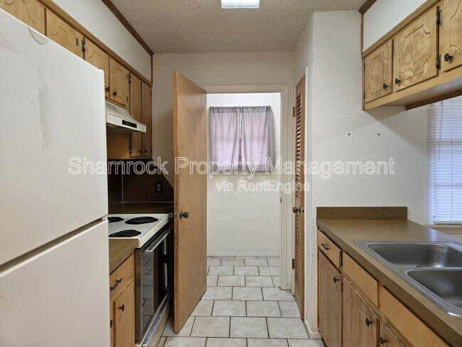 Foto del edificio - 913 Lancelot Cir