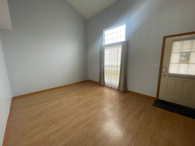 Building Photo - 641 Yale Ln