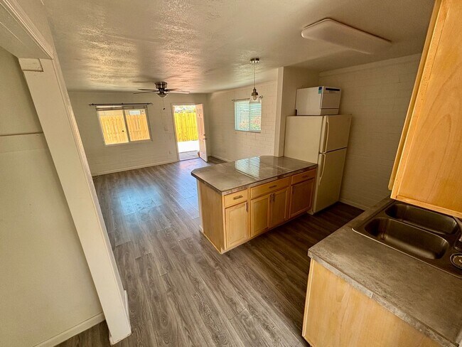 Foto del edificio - 729 E Mission Ln