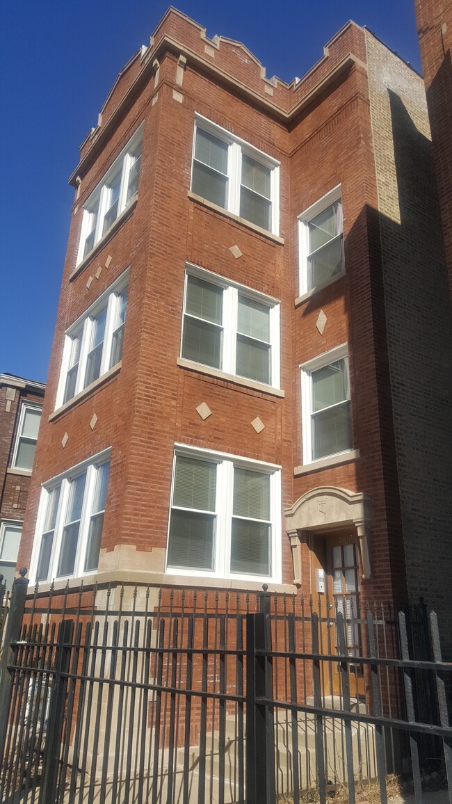 Building Photo - 4817 N Troy St