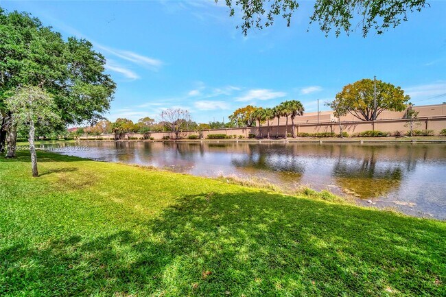 Foto del edificio - 2122 Nova Village Dr