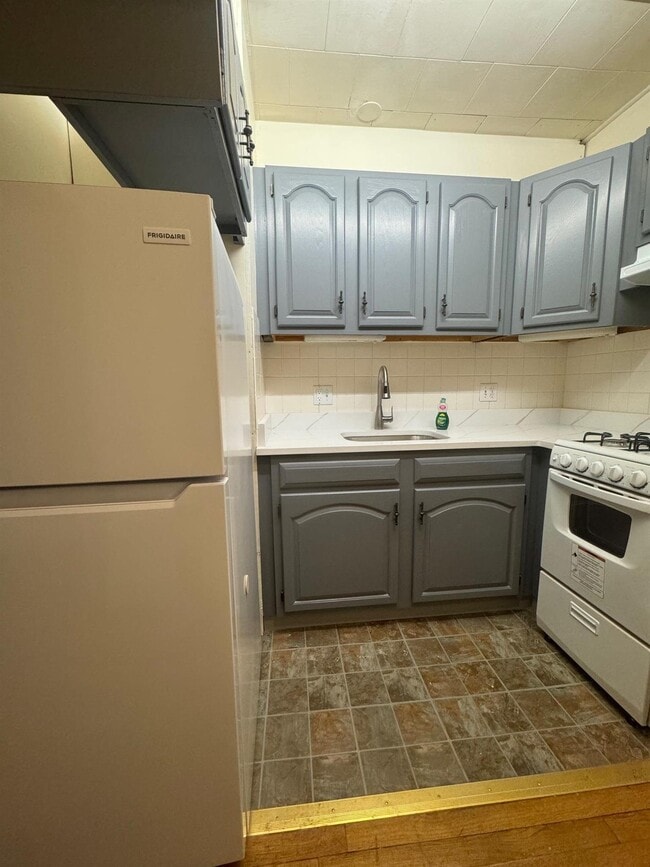 Building Photo - 31 College Ave