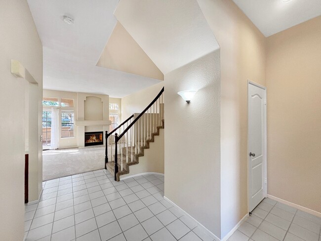 Foto del edificio - Beautiful 3BD/2.5BA Townhouse in Tierrasan...