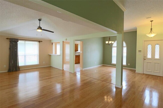 Foto del edificio - 6019 Mapleshade Ln