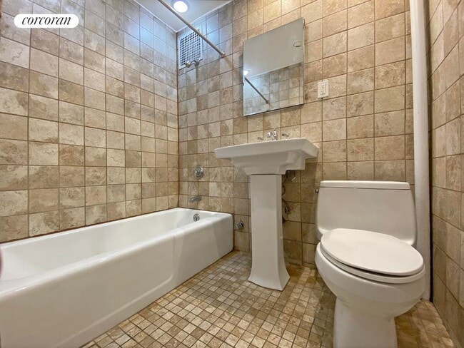 Foto del edificio - 351 W 51st St