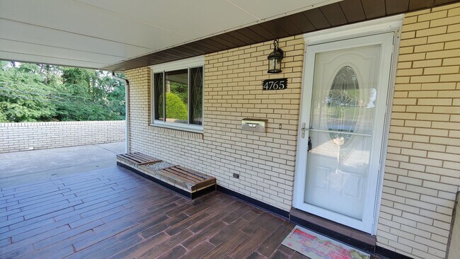Building Photo - *Spacious 2BD/1.5BA Single-Family Home for...