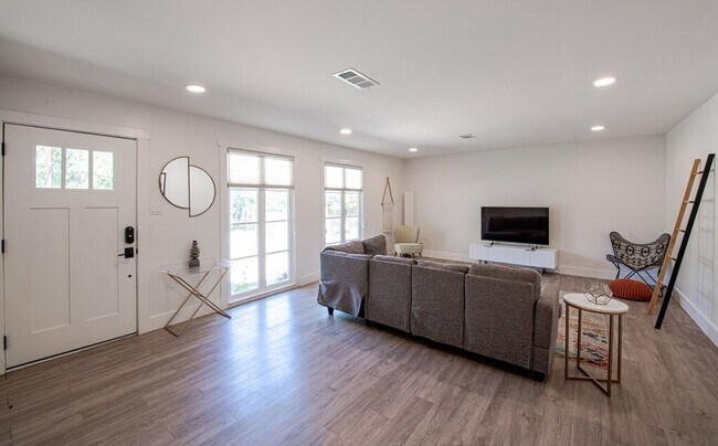 Foto del edificio - Charming 3/1 South Congress Retreat!