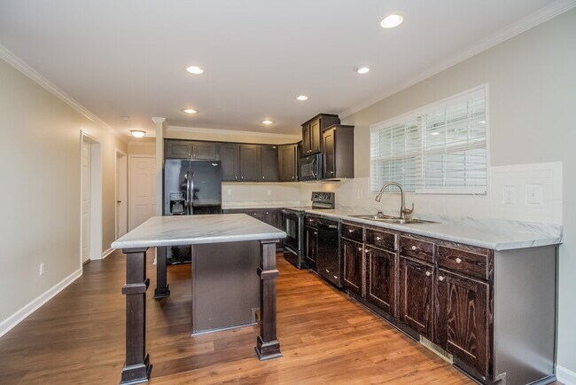 Building Photo - 2003 Vancroft Cir