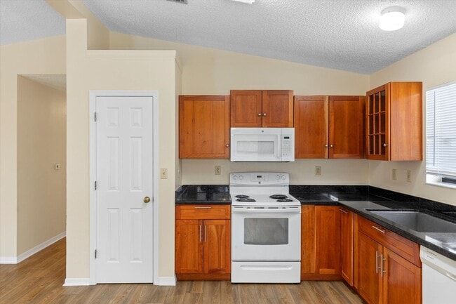 Building Photo - 3 Bedroom 2 Bathroom Unfurnished House for...