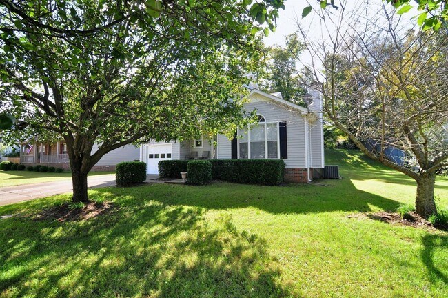 Building Photo - Sweet 3 bed 2.5 ba.  1 car garage in St B