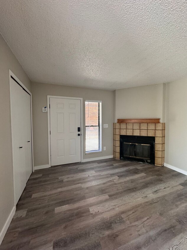 Primary Photo - Move into this beautiful 2 bed 1 bath apar...