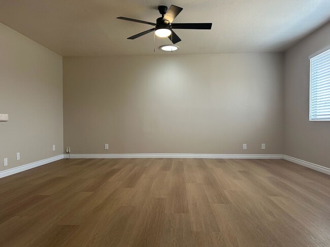 Foto del edificio - Please call Vaughn Realty, 760-446-6561 to set up an appointment.