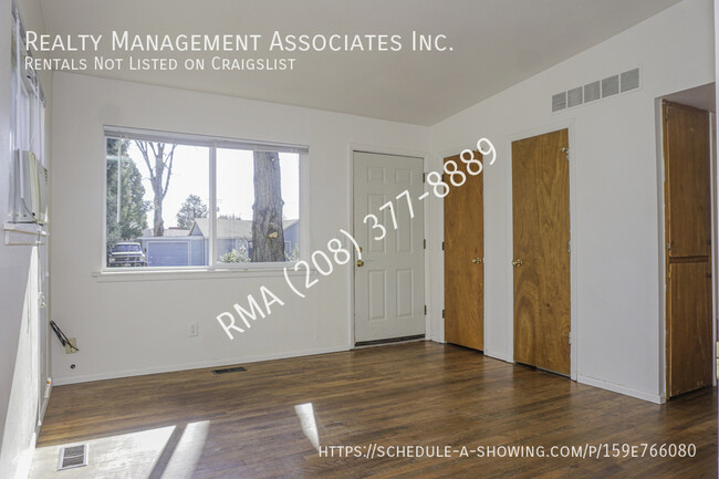 Building Photo - 2 Bedroom Duplex Between 32nd & 33rd St in...