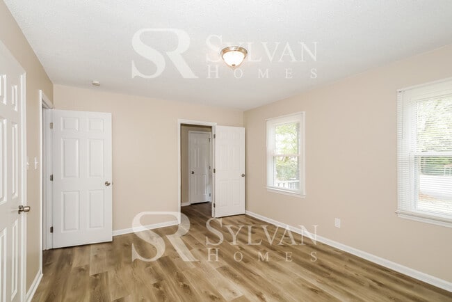 Foto del edificio - The living is easy in this 4 bedroom, 2 bathroom home