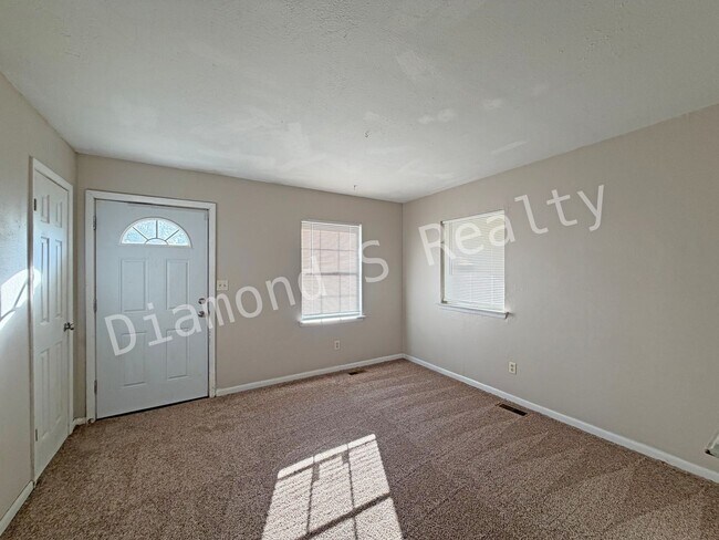 Foto del edificio - JUST REDUCED!  2 Bedroom House with Large ...