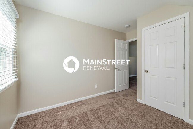 Building Photo - 3 Bedroom Pet-Friendly Home in Louisville, KY with Main Street Renewal