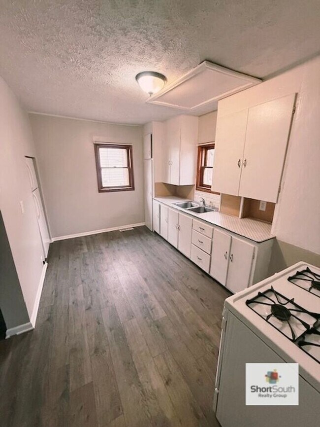 Foto del edificio - Updated 2 bed 1 bath main floor apartment with covered detached garage