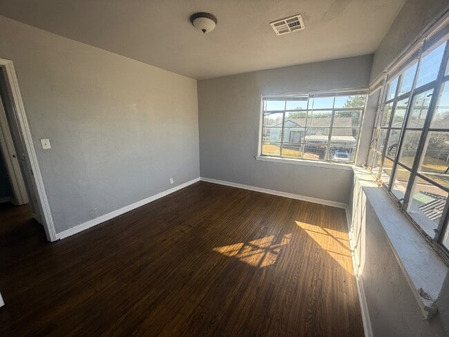 Foto del edificio - 2-Bedroom Townhome with Wood Floors