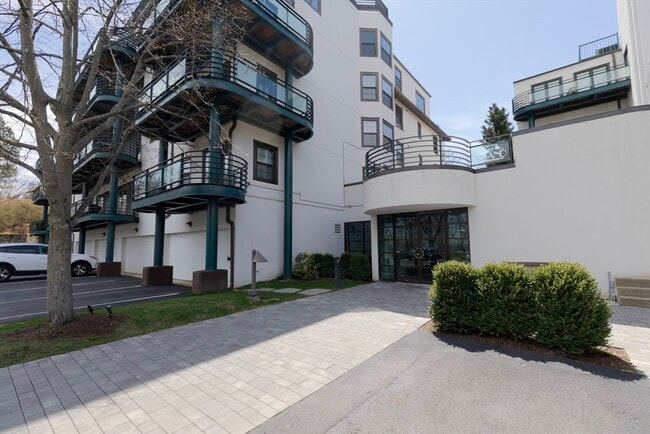 Building Photo - 227 Summit Ave