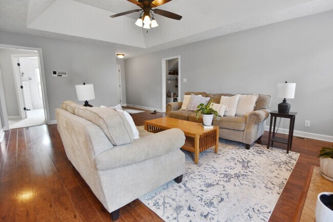 Foto del edificio - Pet Friendly Three Bedroom with Bonus!