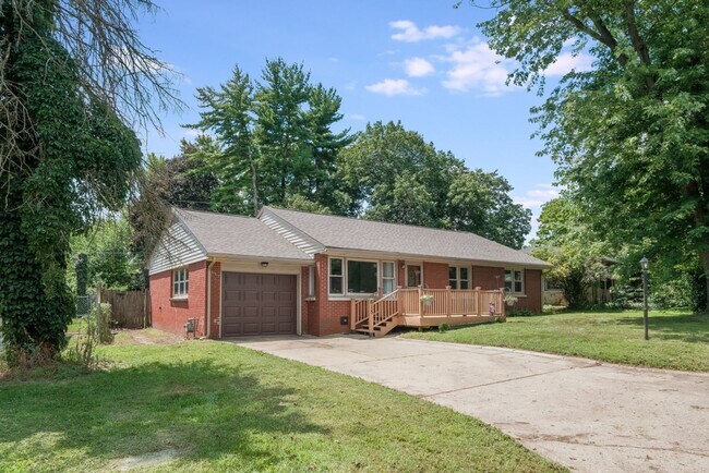 Foto del edificio - Move-In Ready 4 Bedroom Home in the Heart of Champaign