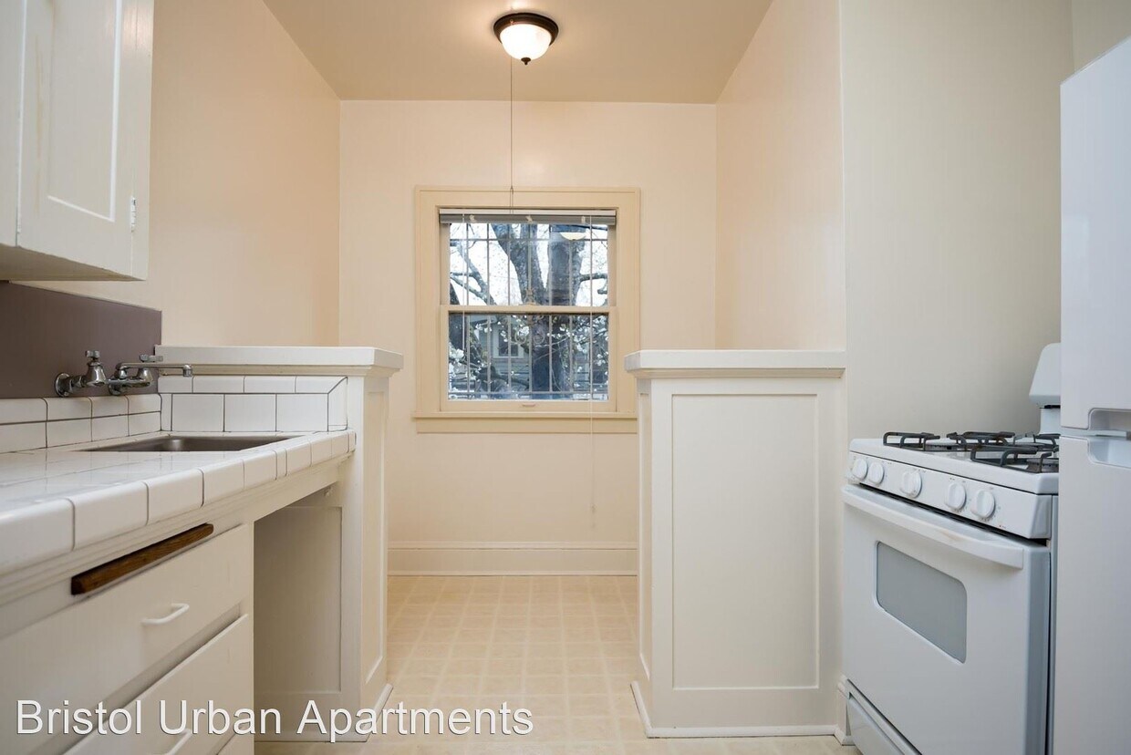 Foto principal - 2465 NW Raleigh St