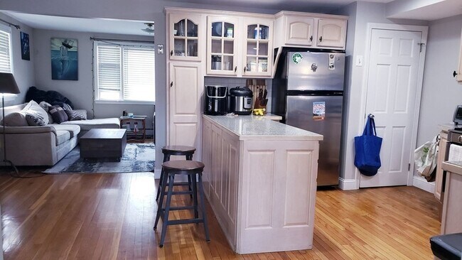 Building Photo - 48 Saybrook St