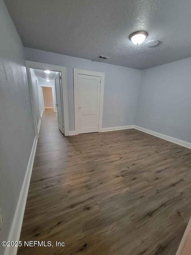 Building Photo - 1515 W 2nd St