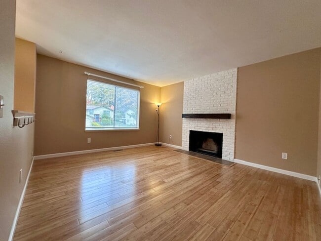 Foto del edificio - 4 bedroom home - Fenced backyard