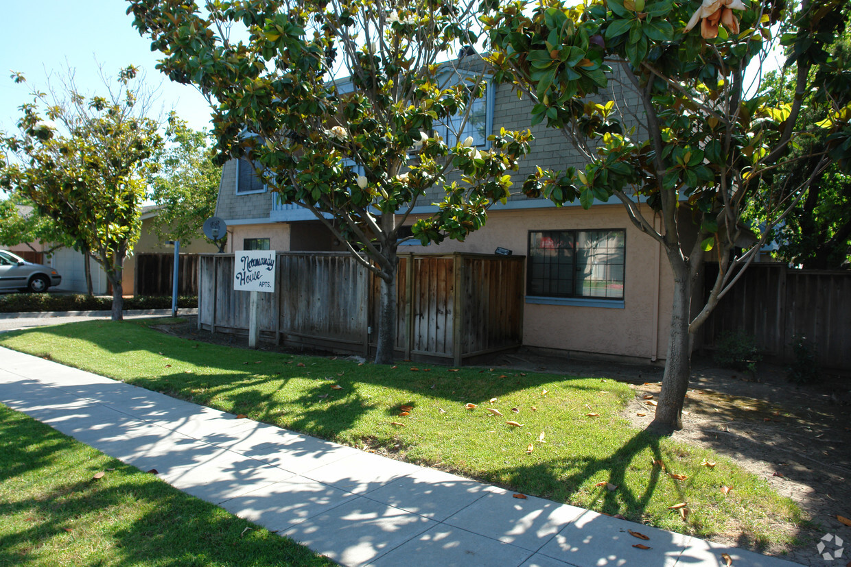 Building Photo - Normandy House Apts.