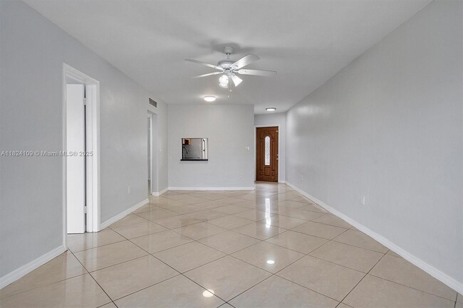 Building Photo - 1671 NE Miami Gardens Dr