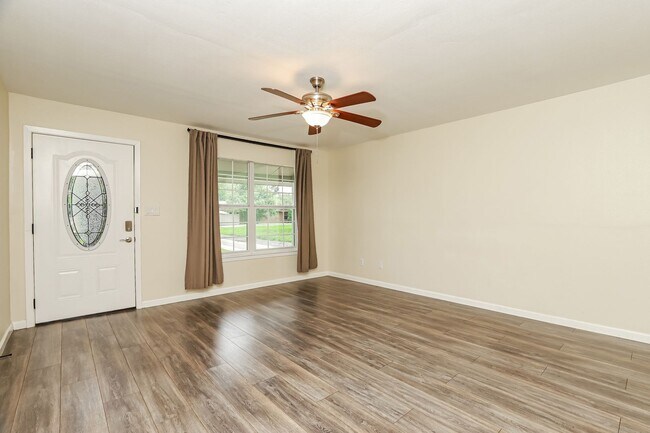 Foto del edificio - 3 bedrooms, HUGE yard, detached workshop & She shed, No HOA - Only 2 miles from Randolph AFB