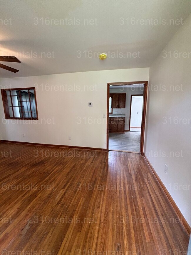 Building Photo - Three bed one bath house available now!