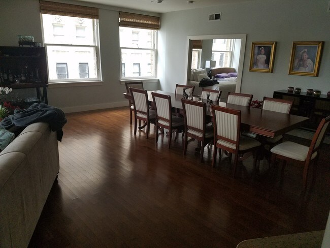 Gran sala frente al segundo dormitorio y comedor. - 411 W 7th St