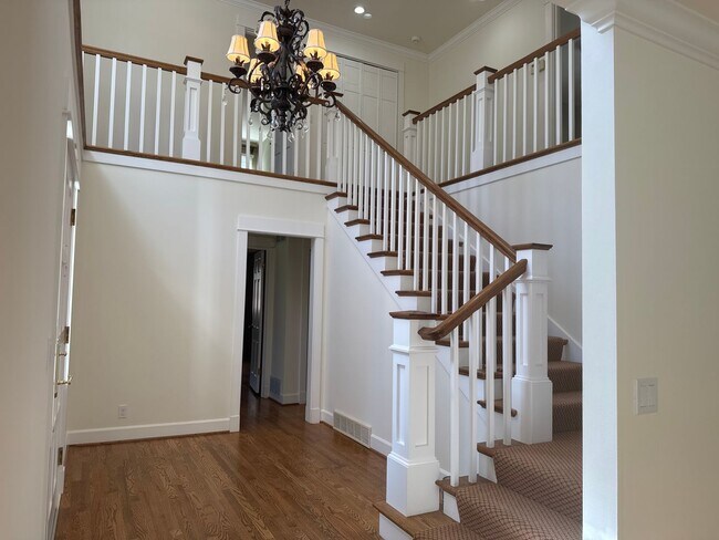 Building Photo - Elegant and Luxury home in Medina, 5 bedro...