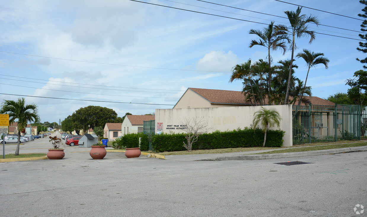 Foto del edificio - Dunbar Village