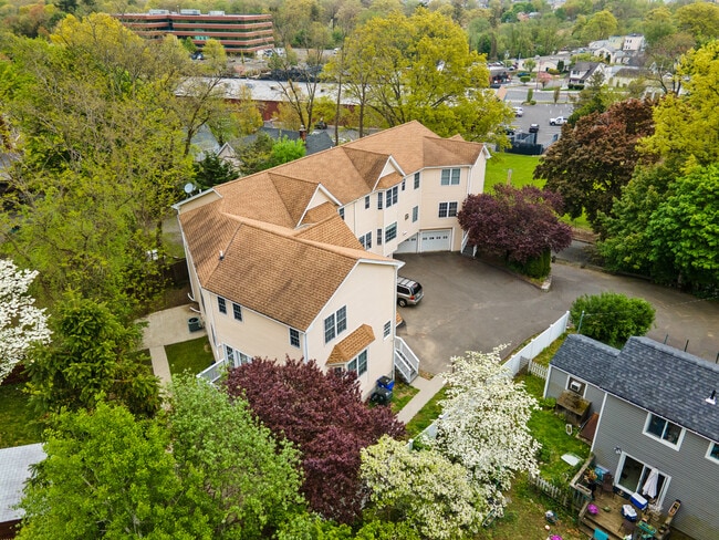 Exterior del edificio de cuatro apartamentos - 100 Castle Ave