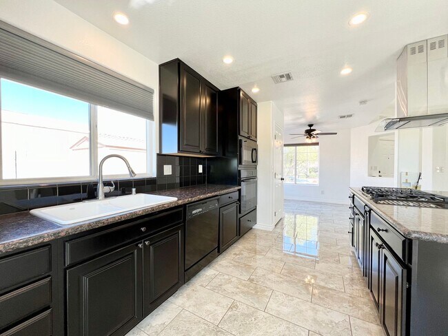 Foto del edificio - FULLY RENOVATED 3BD/2BA SINGLE STORY HOME ...