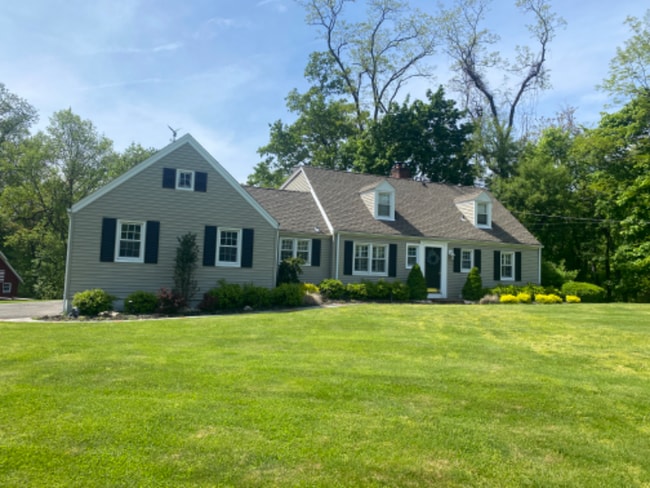 Building Photo - 810 Holmdel Rd