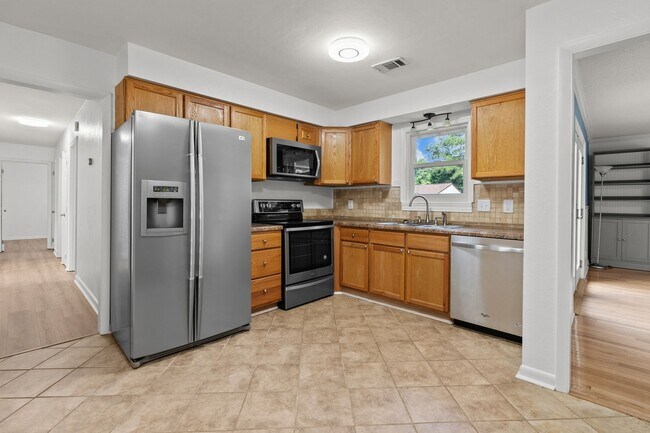 Building Photo - Discover your ideal home in the heart of C...