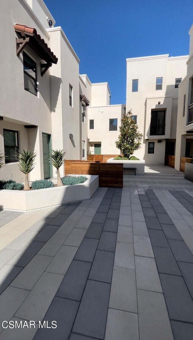 Building Photo - 1532 E Thompson Blvd