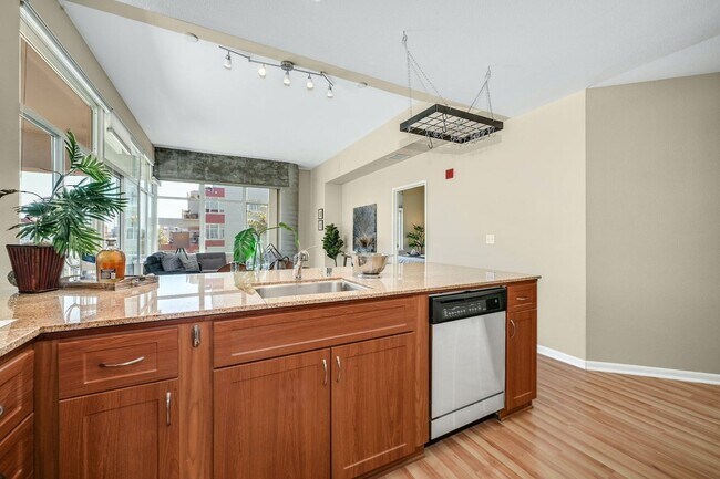 Foto del edificio - Bright 2 bedroom with open floor plan and spacious terrace!