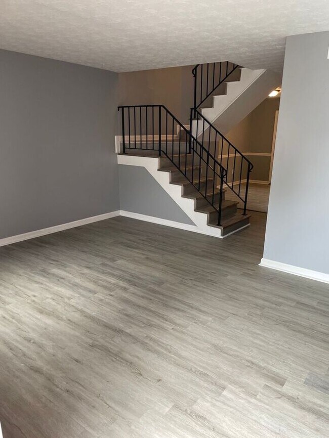 Building Photo - Renovated 2 Bedroom 1 1/2 Bath Townhome