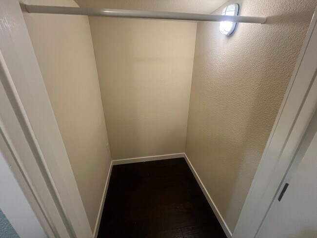 Foto del edificio - Beautiful 3 bed 3.5 bath Townhouse with A/C in Mountain View. Blocks from Downtown.